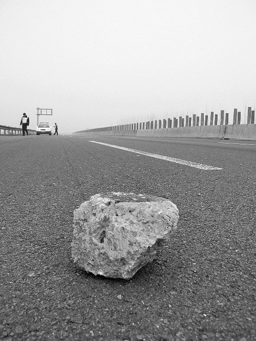 高速路上如果前方突然出现一块石头,你会怎么做?