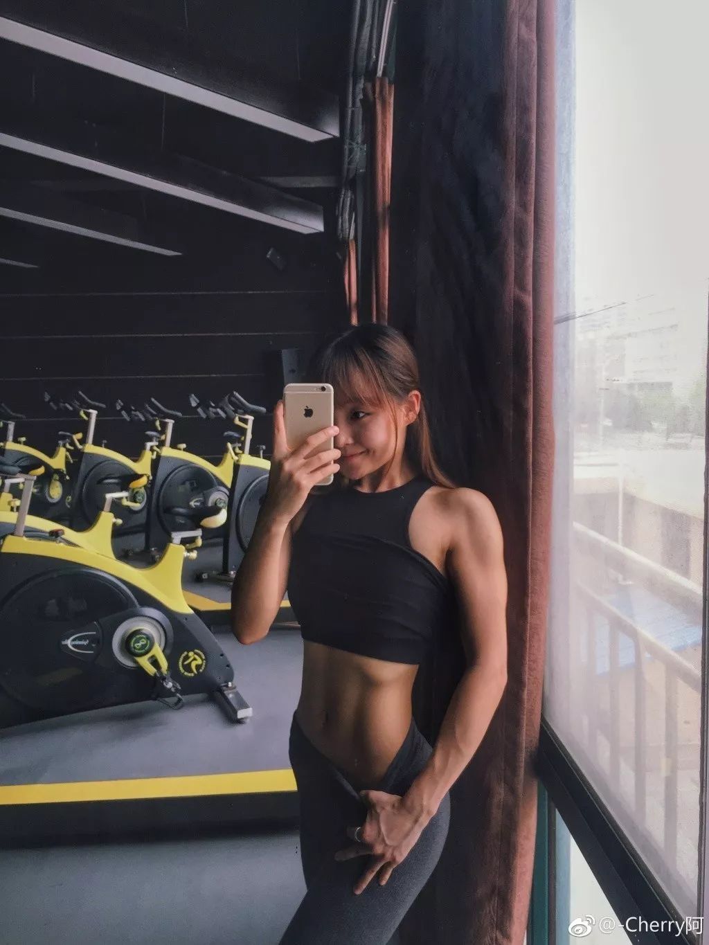 童颜巨乳堪称尤物的中国姑娘腹肌翘臀这才是真女神