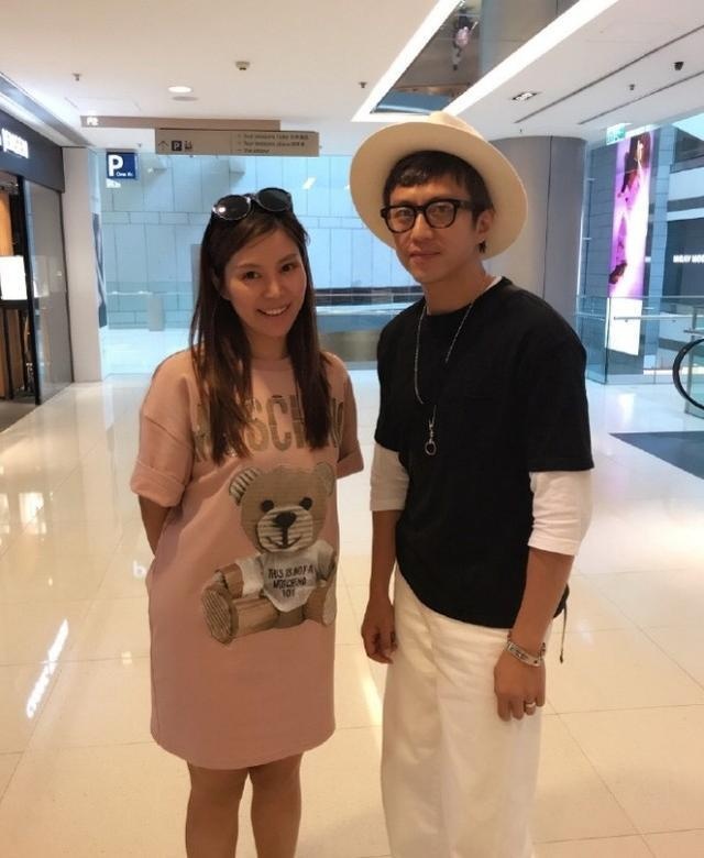 有网友总结,不用拍戏的时候,邓超的日常就是孩子老婆跟打球.