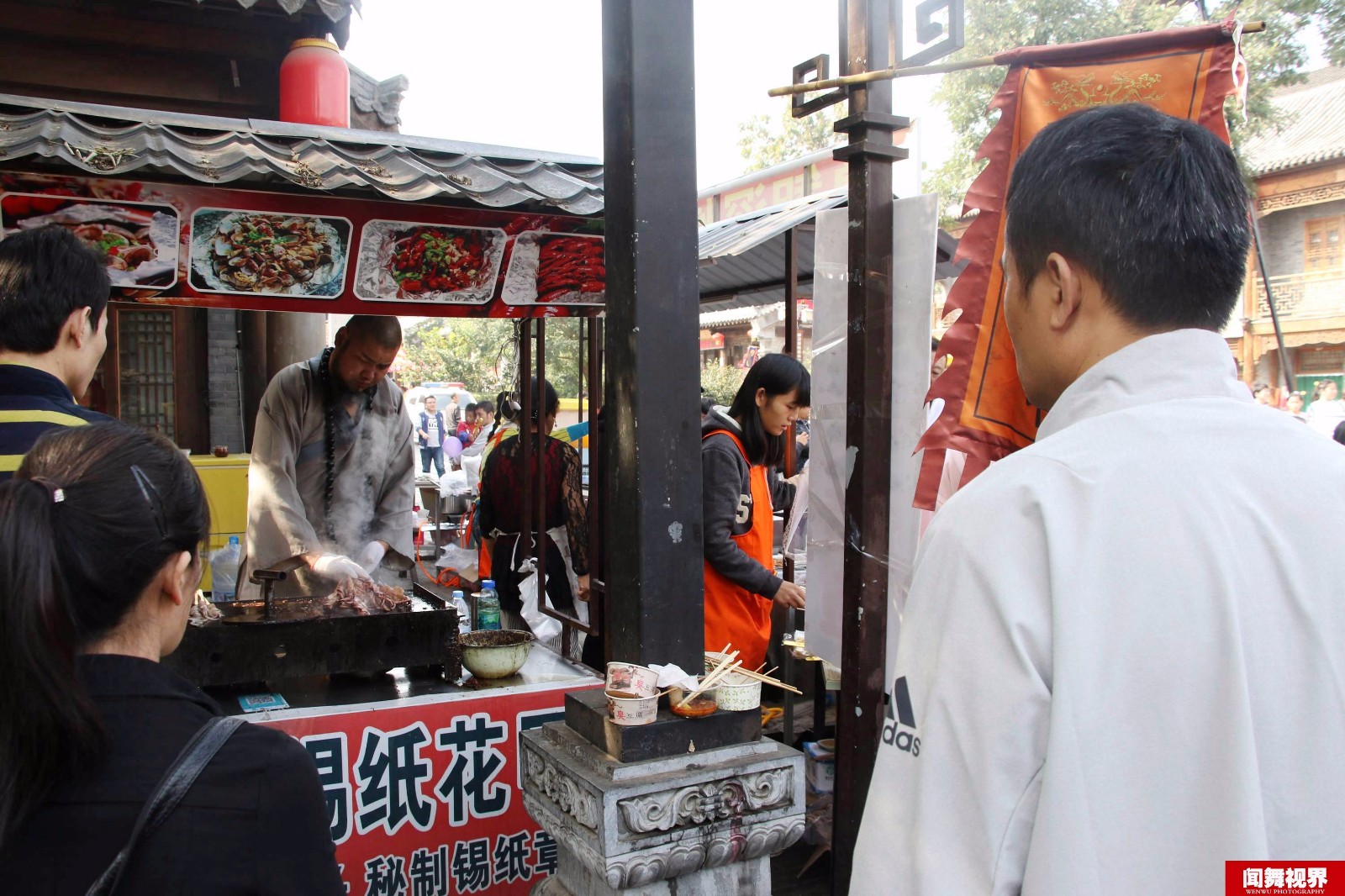 农村小伙扮鲁智深景区烤肉串生意火爆 日赚万元