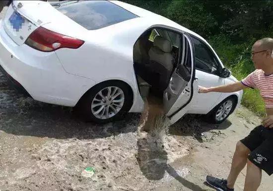 忘关天窗，又碰上下暴雨，这滋味有多酸爽？