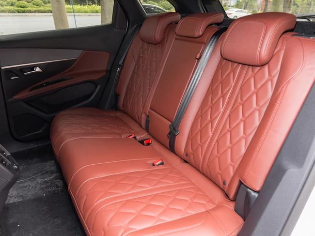 一款有情调的法系车，车内堪比航空仓，真为他捏一把汗！