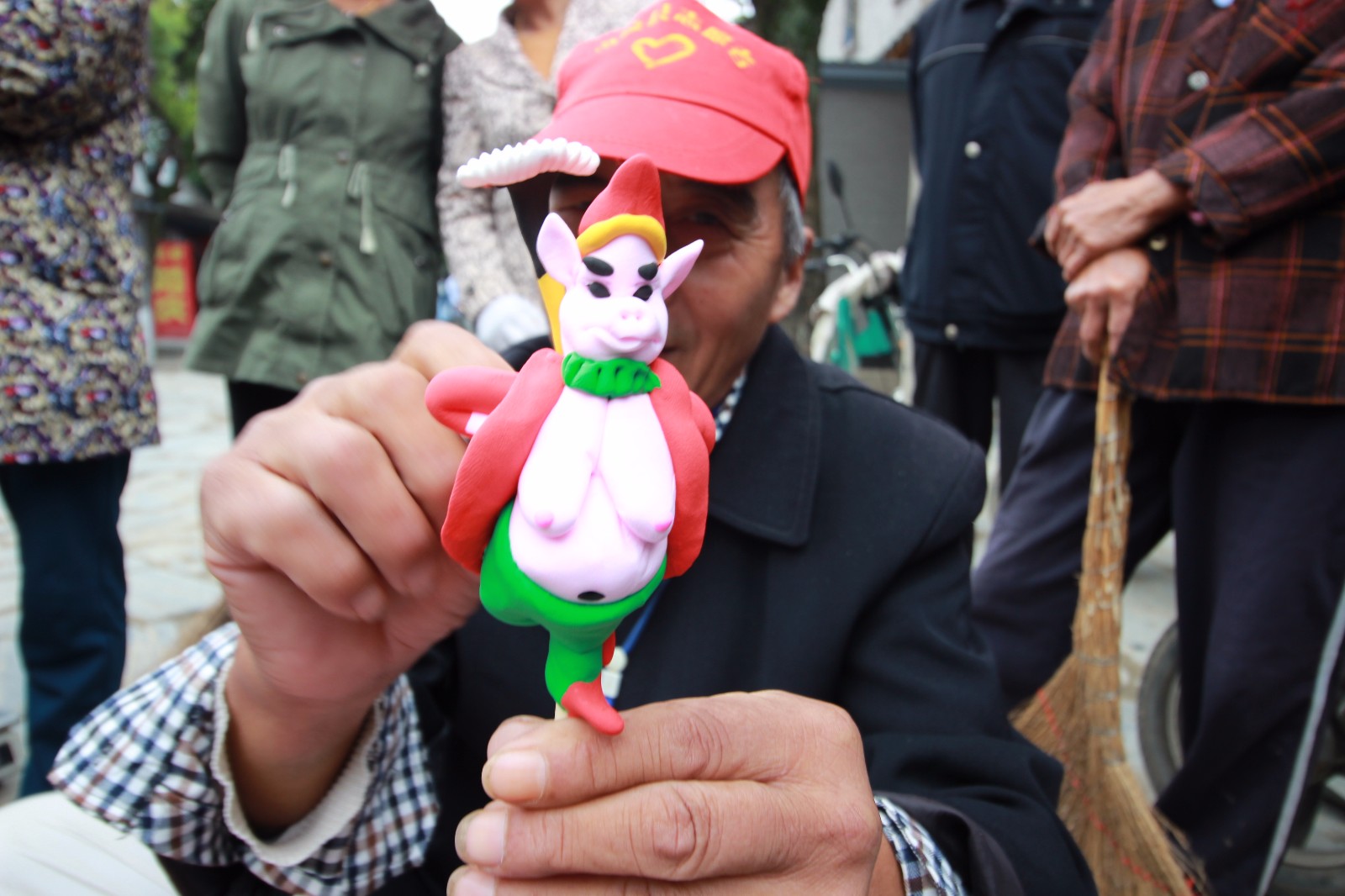 捏面艺人古镇摆摊 国庆假期日赚1000元_新浪看点