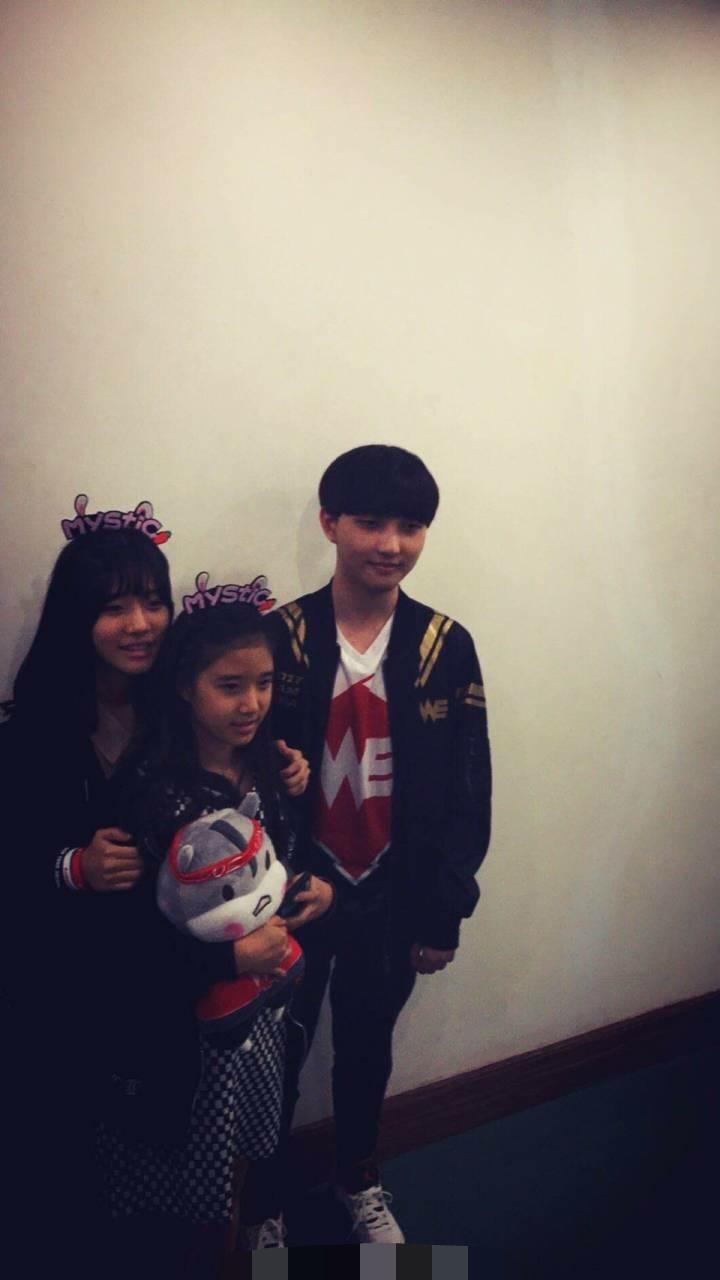 lol:大舅子妹妹现场为we加油,赛后兮夜全程偷瞄两位妹妹