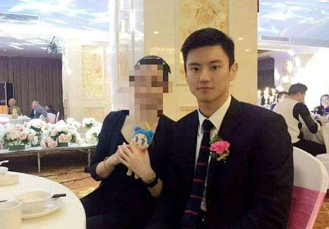 10月5日,"包子"宁泽涛出席海军游泳队好兄弟王普东的婚礼,新娘子是