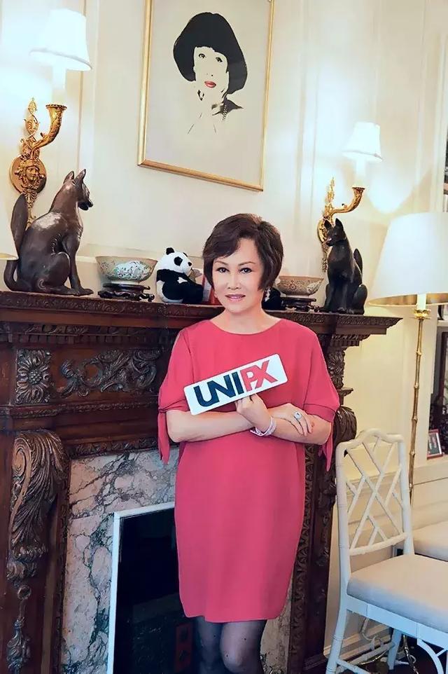 大家好,我是靳羽西!