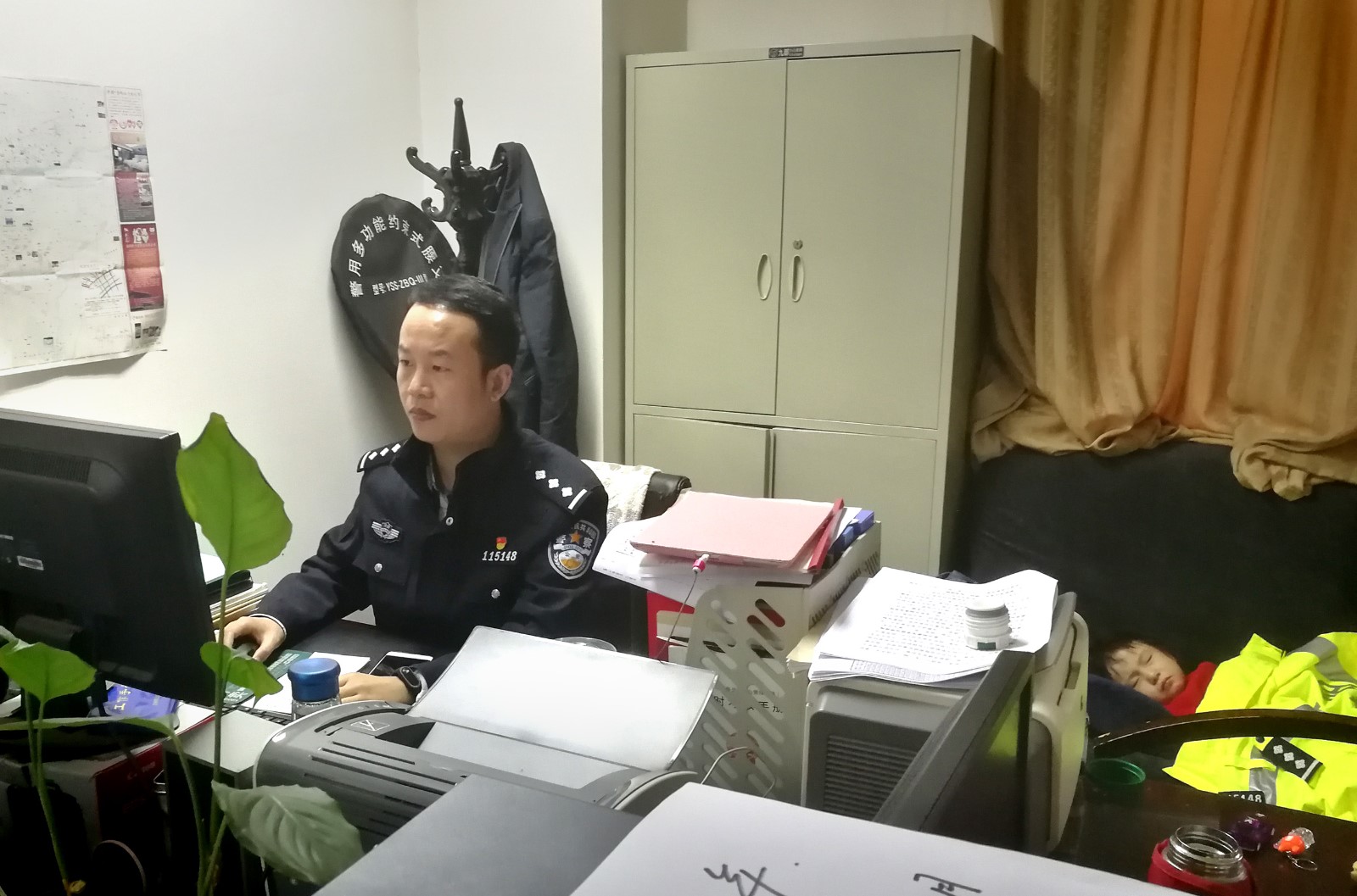 交警带2岁娃值班刷爆朋友圈,孩子一句话让人听后欲哭|交警|朋友圈
