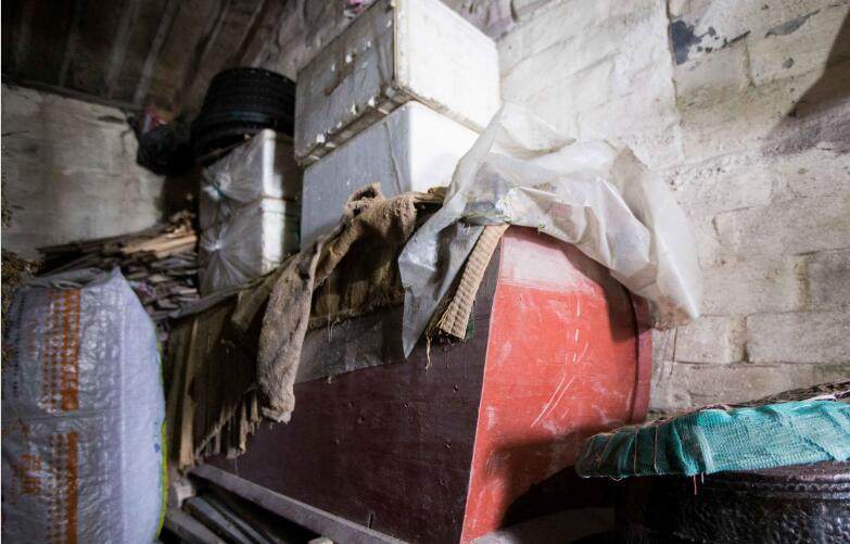 这是老奶奶的自己给自己备好的棺材,却说现在村里也推行火葬,自己用不