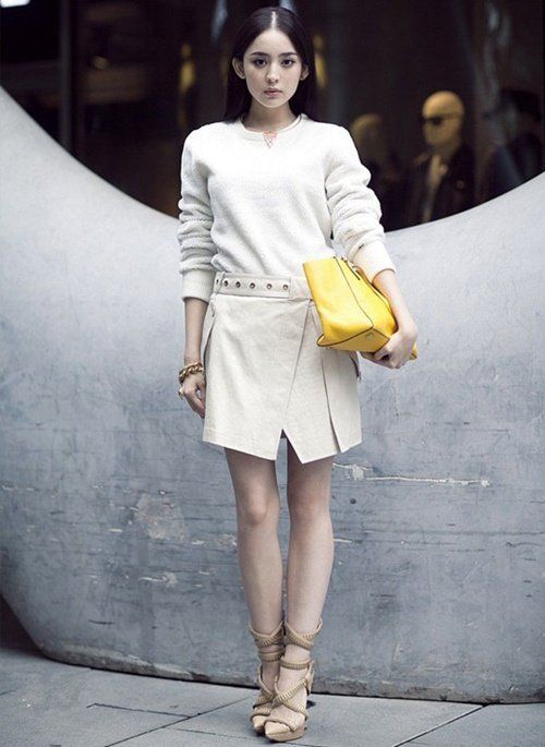 古力娜扎太大胆,短裤穿这么短,网友:张翰知道吗?