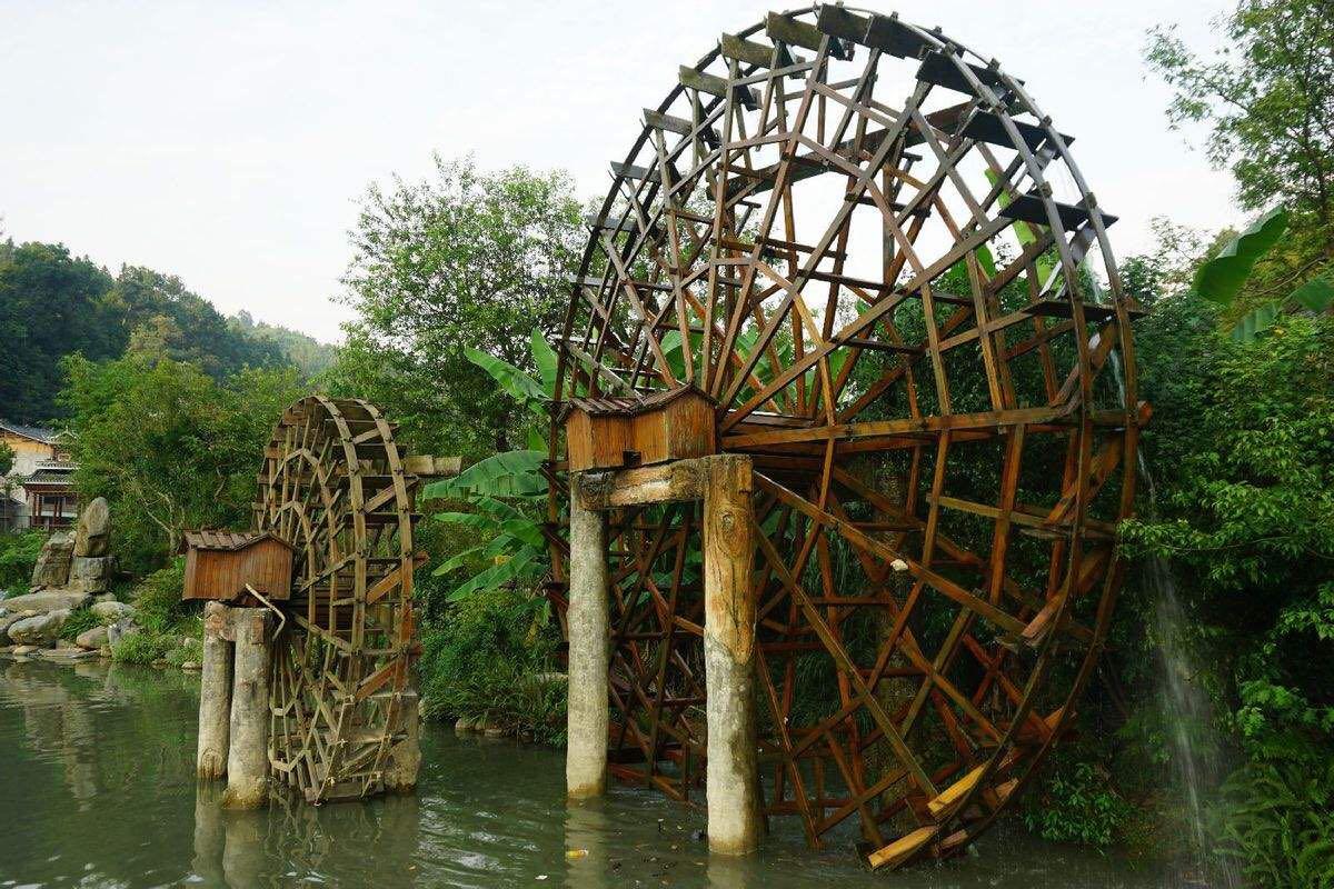 以前农村灌溉常常用到它,这叫水车,一般都建在水流比较急的地方,利用