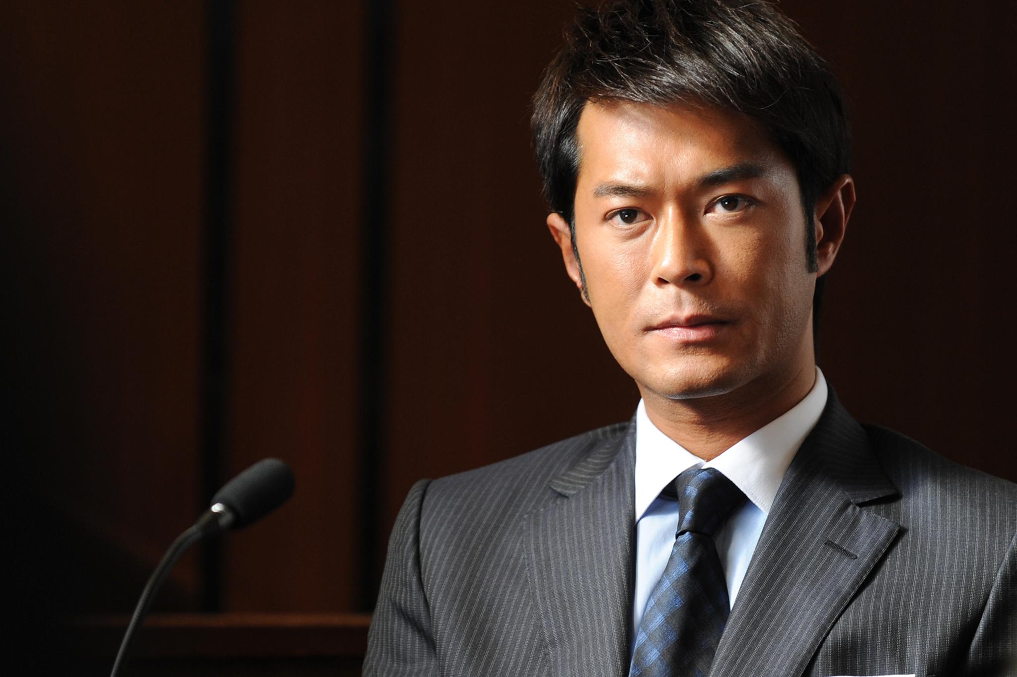 古天乐用滑盖手机被调侃!网友:能黑他的只有太阳!