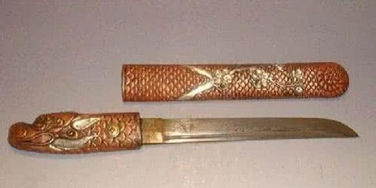 《典论》:"魏太子丕造百辟宝刀,一曰灵宝,二曰含章,三曰素质,又作露