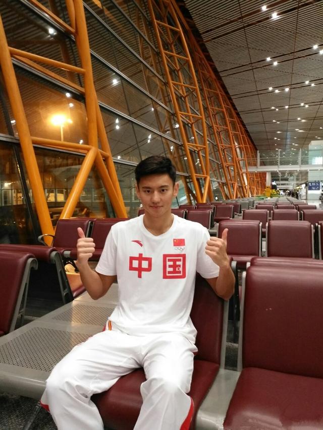 “泳坛男神”宁泽涛，抛去颜值和成绩，光这穿搭就够你看一波了