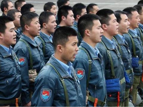 解放军战斗机飞行员一个月能拿到多少工资呢?