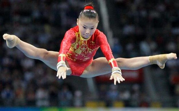 她是体操奥运冠军,颜值堪比校花,上大学竟无人追