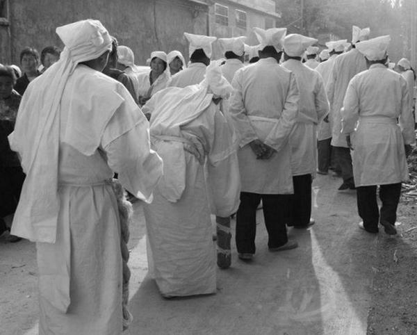 出殡下葬关乎一家三代兴衰——传统丧葬礼俗实记