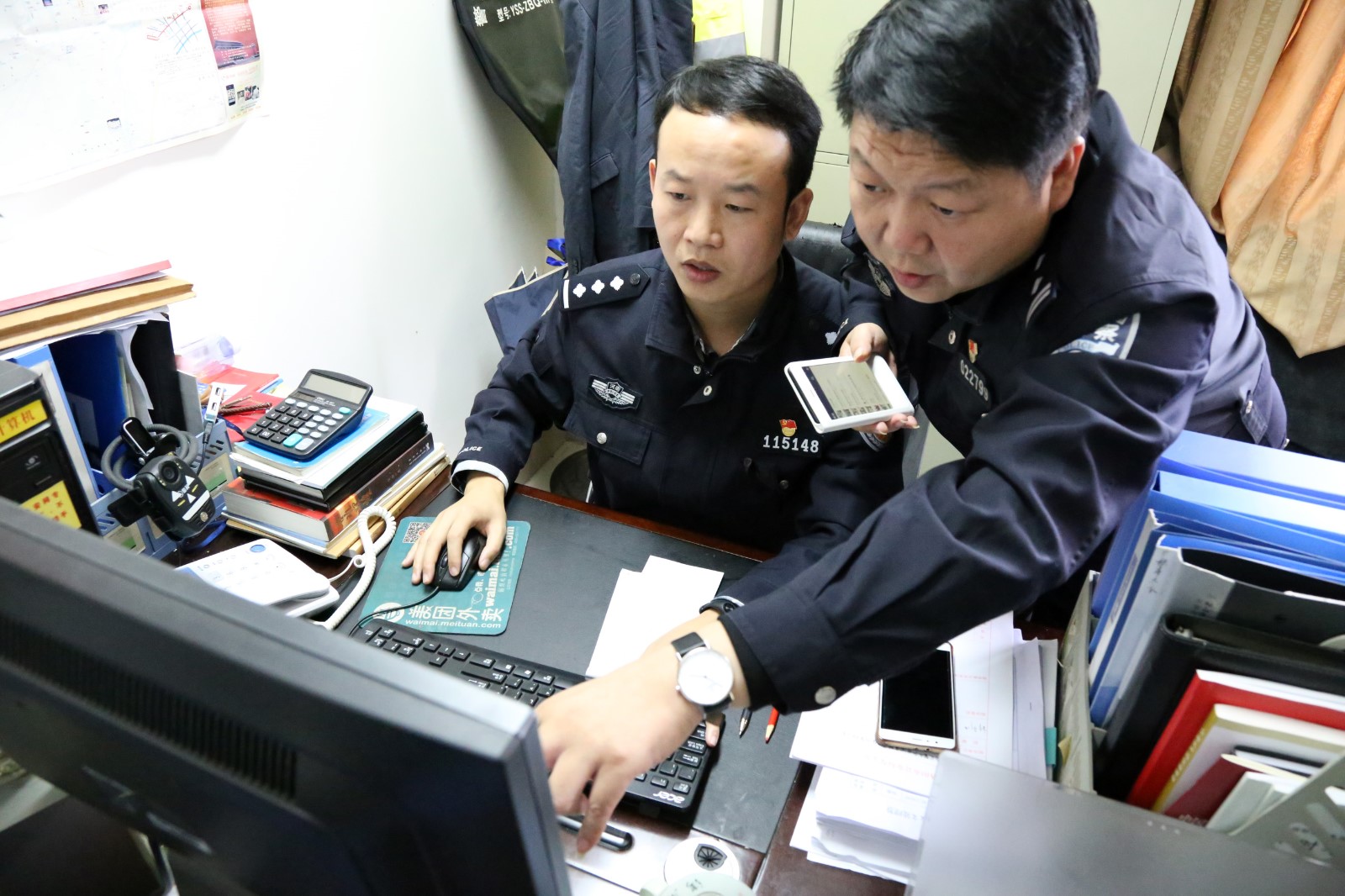 小编在洛阳交警支队秩序管理大队见到33岁的祁军波时,他依旧在办公室