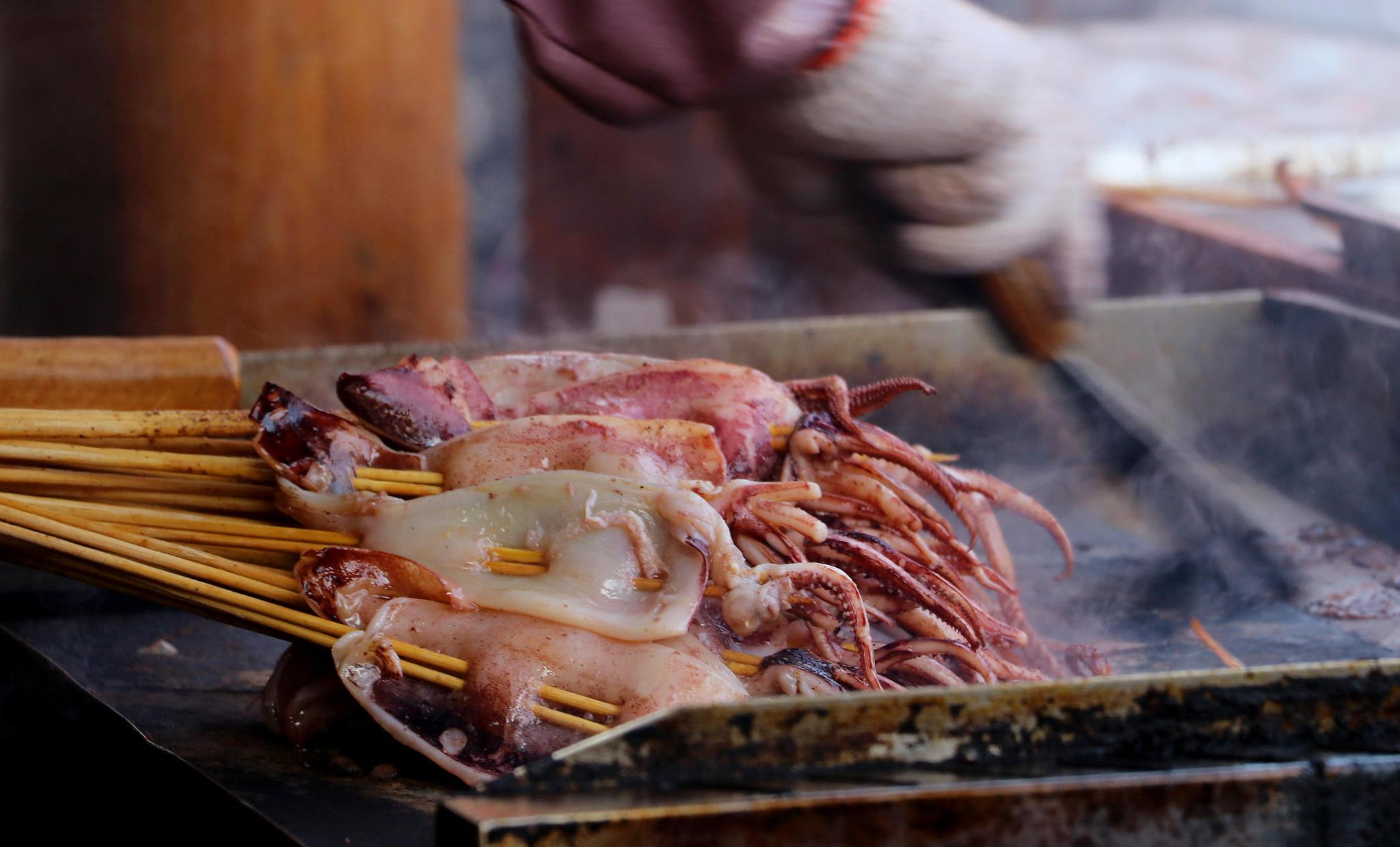 男子小镇卖烤鱿鱼日入万元,签子堆成山