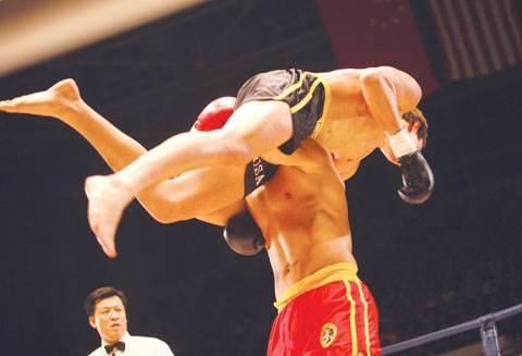 截拳道李小龙,拳霸亚披勒,泰南慧星乃佛三人的格斗孰强孰弱?