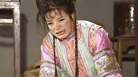 在面对皇后和容嬷嬷的毒害,小燕子那不怕吃苦的精神发挥到极致,赵薇
