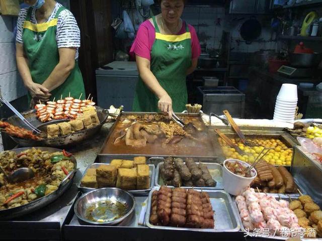 大叔卖小吃月入6万送女儿上贵族学校,小吃到底