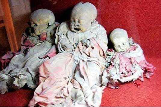 残忍的殉葬制度童男童女头上凿洞灌水银死前痛不欲生