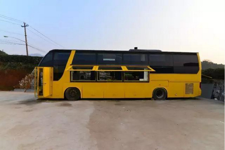 买不起房怎么办?小伙买下双层卧铺车,改装之后大家都惊呆了!