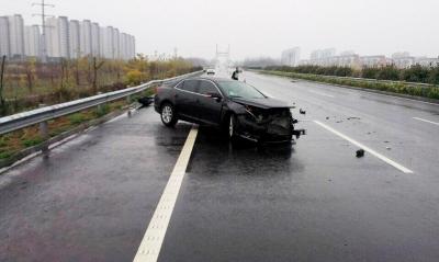 雨雾天气路面湿滑，做好这几点，是安全行车的关键