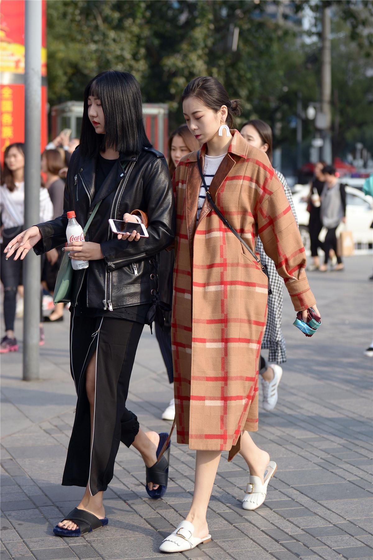 街拍:秋季那些穿风衣的靓女,让你感受秋天温度