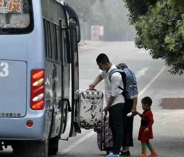 实拍留守儿童与父母分离场景这是农民工父母都有过的共同经历