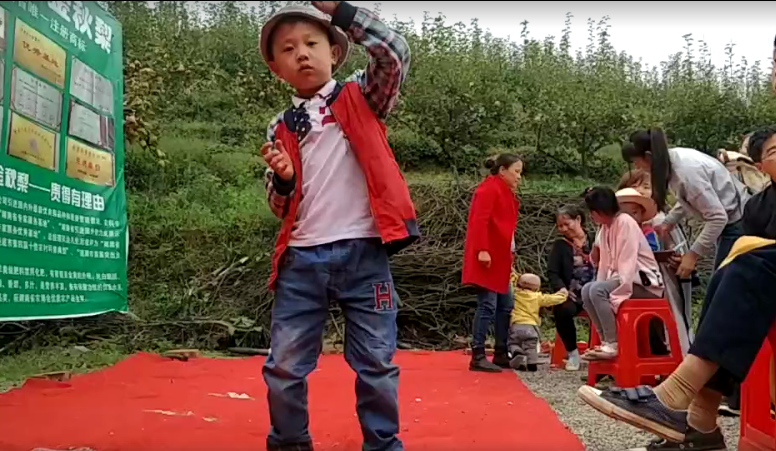 两个小屁孩在斗,,,微涟源圈还录了视频.