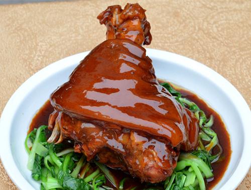 红烧狮子头和红烧肉,都是好吃不腻的菜品,看上去就很有食欲.