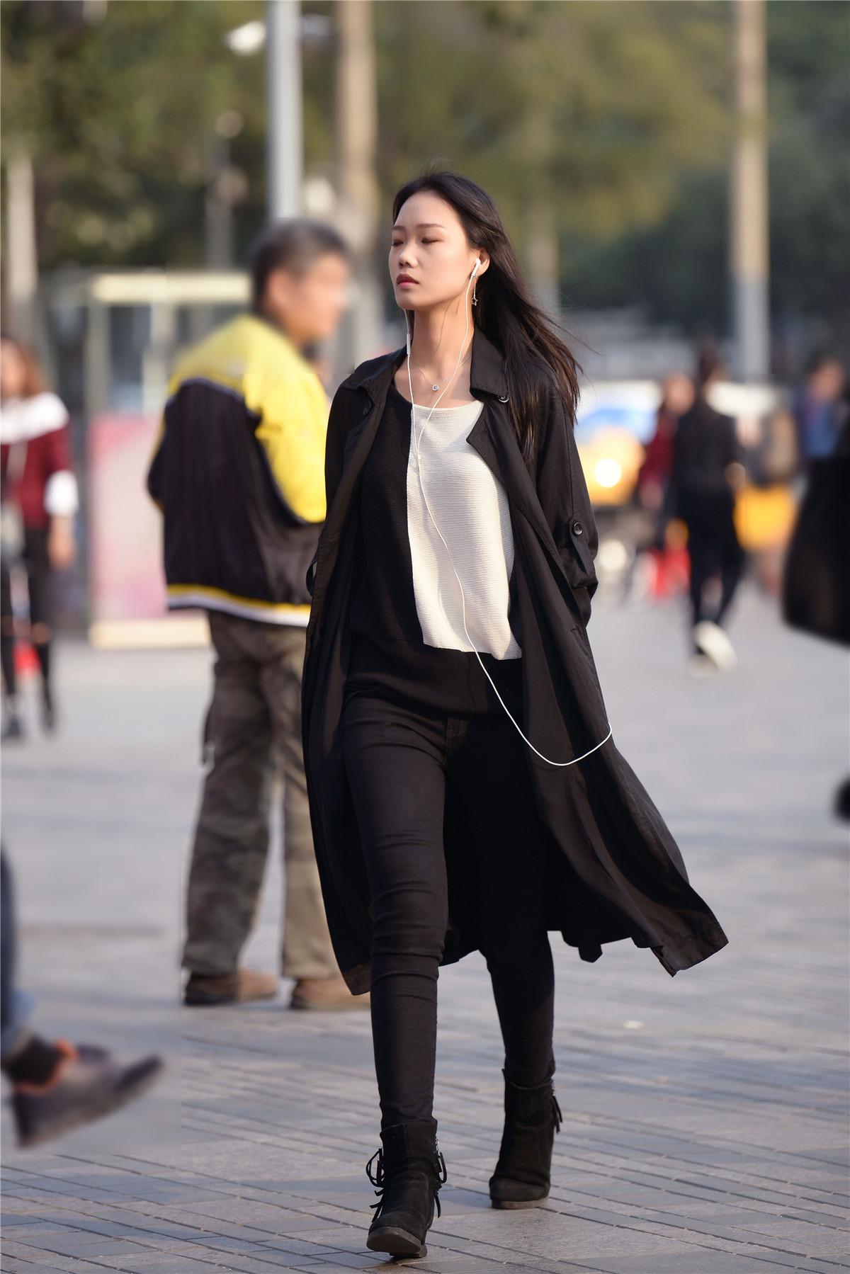 街拍:秋季那些穿风衣的靓女,让你感受秋天温度