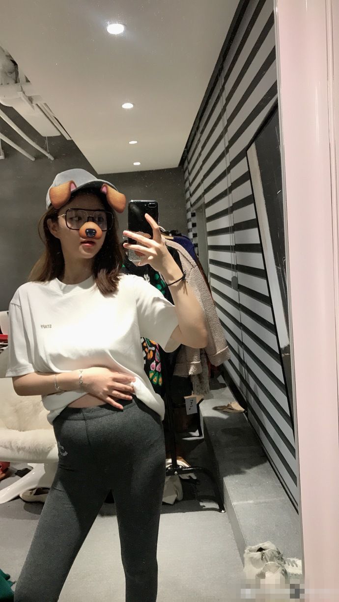 千金女雪梨小腹凸起晒孕照万达大少爷王思聪至今还单身