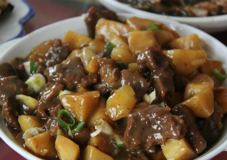 狗肉和土豆炖牛肉也是他们的家常菜之一.