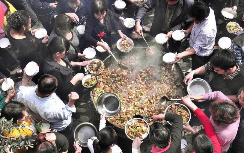 这样的大锅饭菜,场面很壮观,你吃过吗?