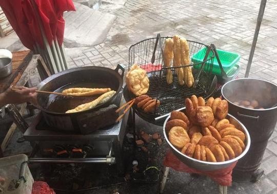 肮脏街头的早餐摊!看着这样的摊位完全无法入口!