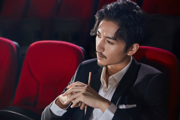 陈晓最近发型大变原来是用了这个,长发小胡须的他帅吗?