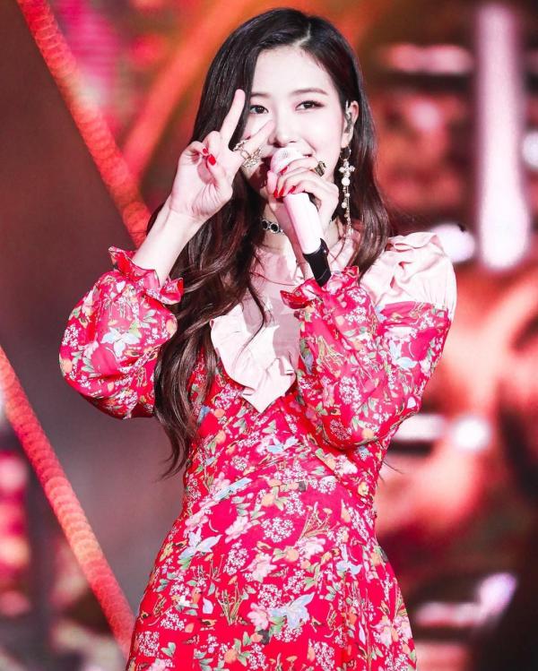 好漂亮blackpink成员朴彩英最新穿搭曼妙舞姿性感爆棚