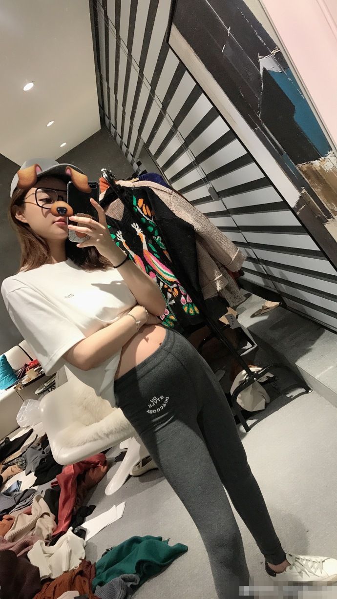 千金女雪梨小腹凸起晒孕照万达大少爷王思聪至今还单身