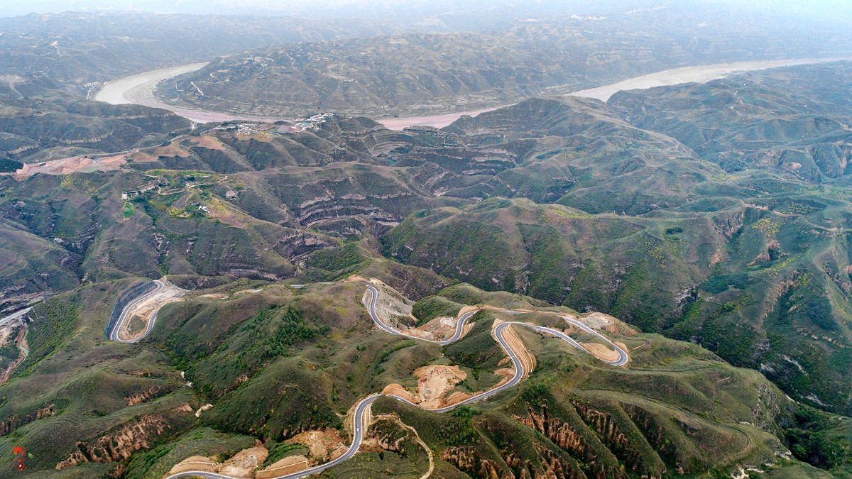 6/ 10图为沿黄公路延长段的黄土高原景色.