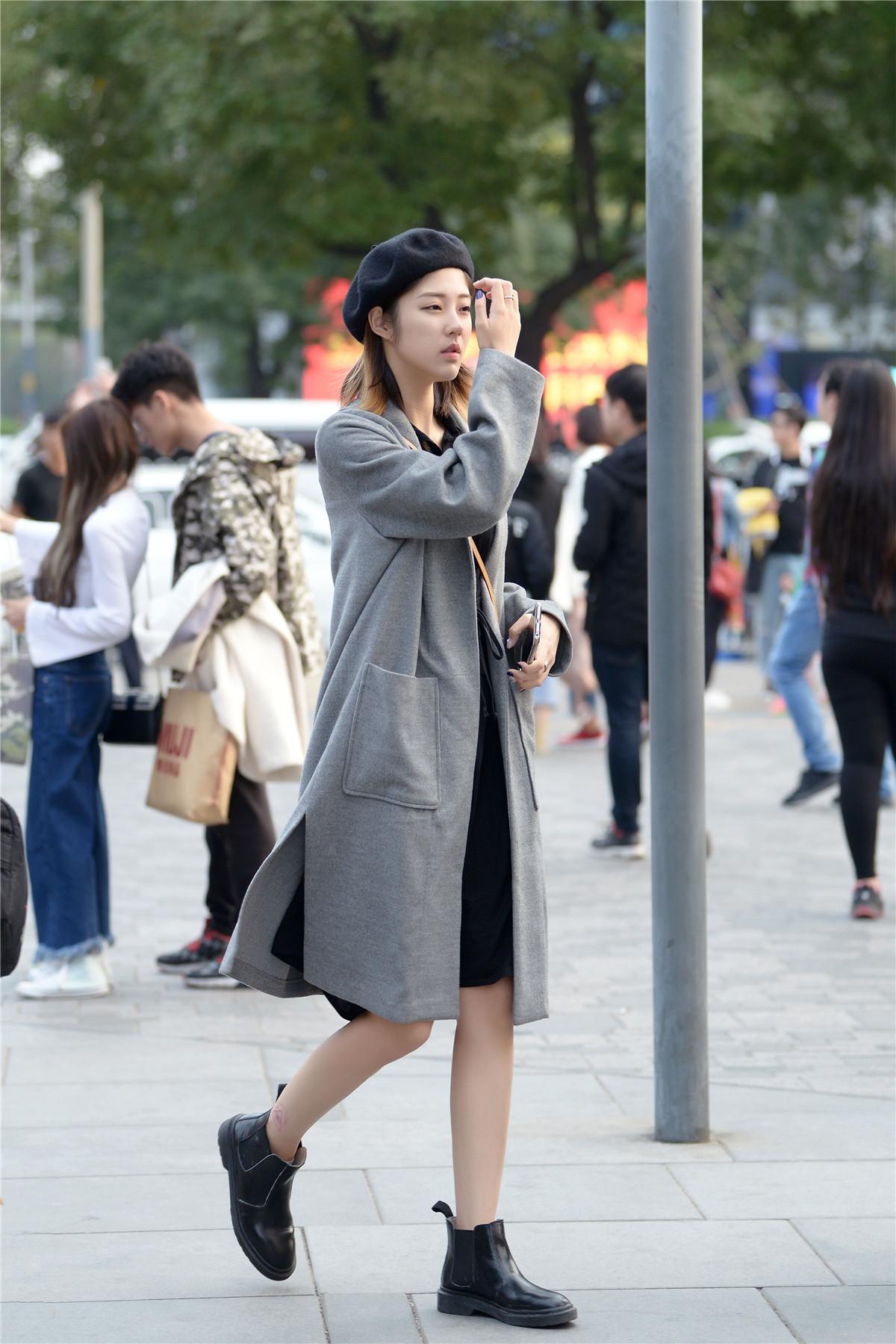 街拍:秋季那些穿风衣的靓女,让你感受秋天温度