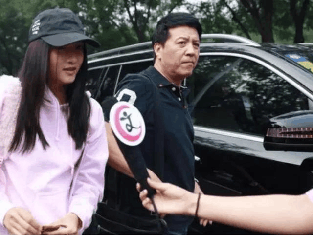 还在说关晓彤和鹿晗不配吗?不仅穿情侣装,连座驾都配一脸!