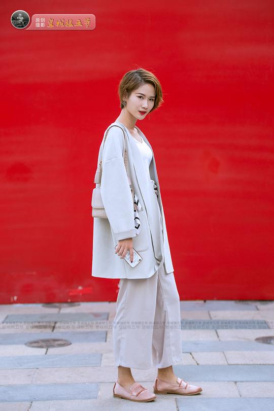街拍：每一个女孩子都爱美 自信才是一个女人最美的东西