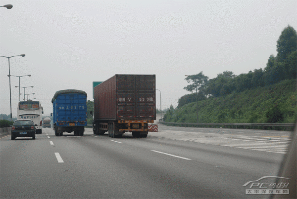 自驾出游跑高速，可记得走中间车道？这里边门道多着呢