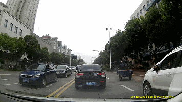 自驾出游跑高速，可记得走中间车道？这里边门道多着呢