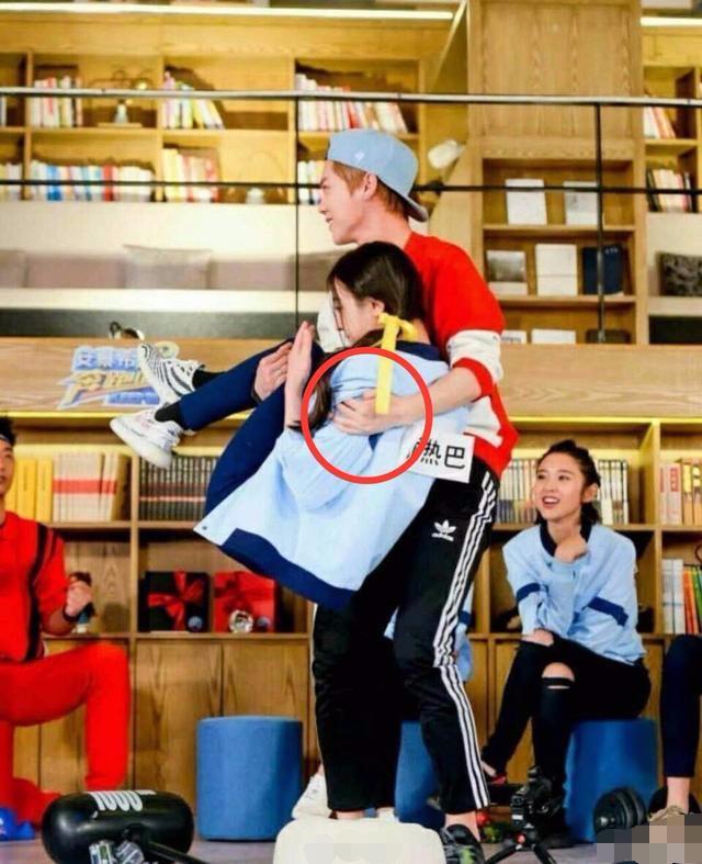 单手公主抱易如反掌 新浪网