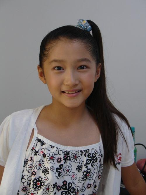 关晓彤刚二十岁?幼儿相片被称赞,清纯俏丽气质