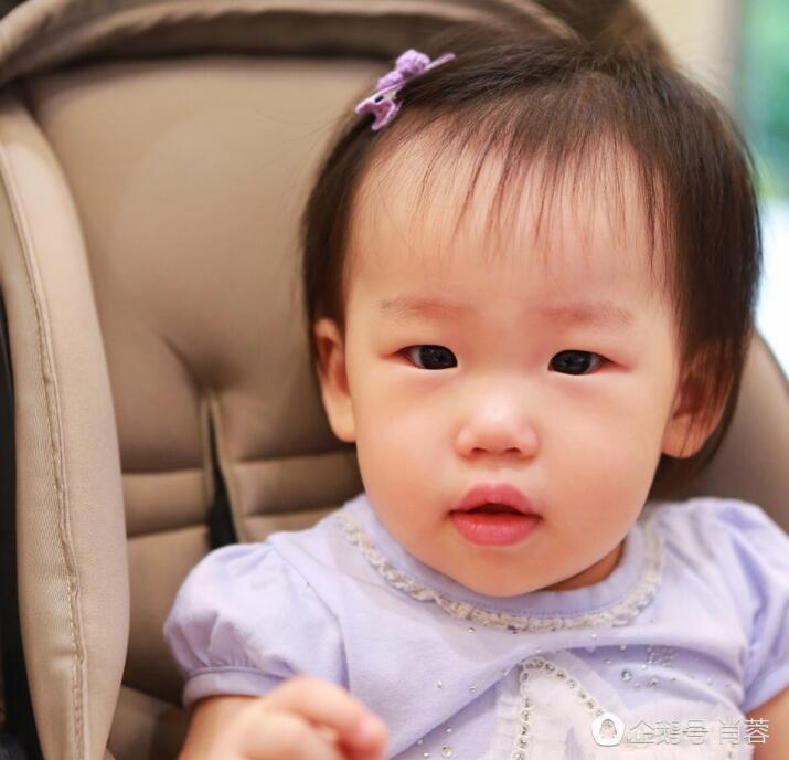 伊能静老公晒女儿近照,穿和尚服的米粒萌化了