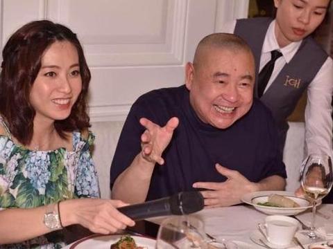 正牌阔太甘比晒孕肚却被狠批?网友:穿再好和原